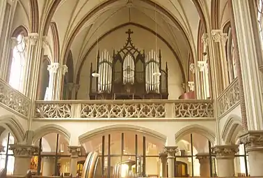 Blick zur Orgel