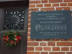 Gedenktafel am Pfarrhaus zu Ehren von Pfarrer Faber