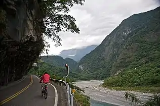 Radfahrer in der Taroko-Schlucht