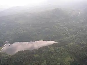 Luftbild der Talsperre Chřibská, im Hintergrund Malý Stožec
