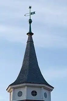 Schinkelkirche Glienicke, Tambour mit Spitzhelm und Wetterzeiger