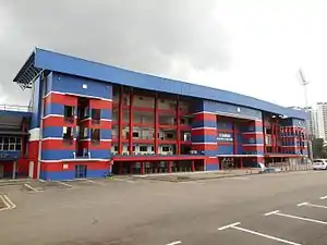Die überdachte Haupttribüne im Larkin Stadium (Februar 2013)
