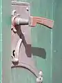 Türgriff am Kirchengebäude.