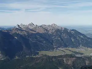 Die Tannheimer Berge von Südosten, vom Gipfel des Thaneller (2341&nbsp;m) übers Lechtal hinweg