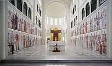 Seccomalerei und Altar der Kirche in Tanzenberg, Kärnten, gestaltet von Valentin Oman in den Jahren 1986 und 1987