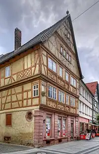 Laut einer angebrachten Tafel ist das Lieblerhaus das Geburtshaus des Jacobus Gallus von Hohlach, nach späteren Forschungsergebnissen ist diese Angabe unrichtig.