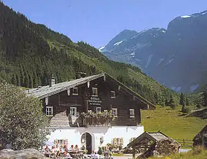 Tauernhaus Spital, im Hintergrund der Tauernkogel (2988 m)
