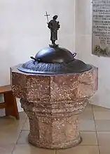 Spätgotischer Taufstein (1523) mit modernem Bronzedeckel (1980)