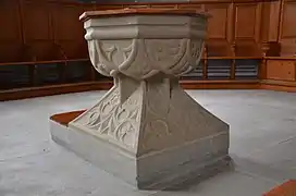Taufstein von 1582, aus der alten Kirche in die neue Kirche von 1709 versetzt.