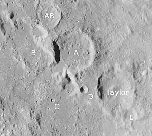Taylor mit Nebenkratern (LROC-WAC)