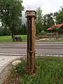 Außen teils versinterte Teilsäule mit eckigem Verteilerkasten für vier Abnahmestellen, an der Lindauer Straße in Weiler-Simmerberg