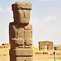 Ponce-Monolith mit dem Sonnentor im Hintergrund