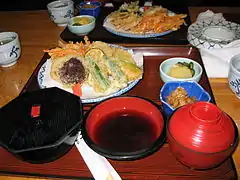 Tempura-Menü mit Reis, Miso-Suppe (in den bedeckten Schalen), Tentsuyu-Sauce und frittiertem Gemüse