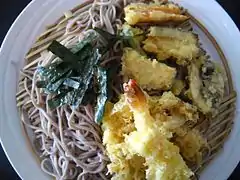 Tempura mit Soba-Nudeln (hier u. a. mit frittierten Garnelen und versch. Gemüsesorten)
