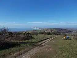 Der westliche Weg von der Spitze des Mottistone Down ermöglicht einen weiten Blick bis zu den weißen Kreidefelsen von Tennyson Down.
