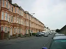 Wohnstraße (Marine Parade) direkt am Seedeich (rechts im Bild)