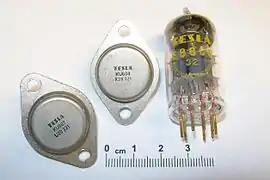 Elektronik-Bauteile von TESLA: (2 Leistungstransistoren im TO-3-Gehäuse und Elektronenröhre)