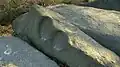 Teufelsstein Pließkowitz mit Teufelssitz (Arschbacken) in heute senkrecht eingeklemmter Steinplatte