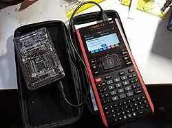 Ein Texas Instruments Innovator Hub angeschlossen an einen Ti-Nspire-Taschenrechner.