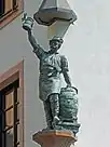Die Küferfigur an der Hausecke