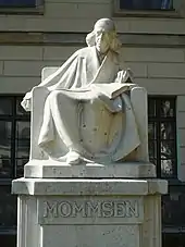 Denkmal Theodor Mommsen vor der Humboldt-Universität
