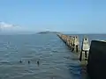 Der Damm bei Hochwasser