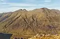 Von rechts der Sgùrr na Ciste Duibhe, der Sgùrr na Càrnach und der Sgùrr Fhuaran, gesehen vom Vorgipfel Faochag des Sgùrr na Sgine auf der Südseite des Glen Shiel