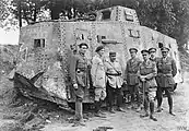 Offiziere der Entente posieren am 18. Mai 1918 bei Saleux vor dem wieder fahrtüchtig gemachten Wagen&nbsp;542 „Elfriede“