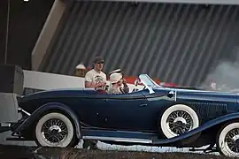 Leonardo DiCaprio und Carey Mulligan während einer Fahrt in einem Oldtimer