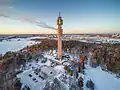 Kaknästurm mit Sendergebäude am Boden