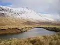 Die Südseite des Gairich aus dem Glen Kingie gesehen, im Vordergrund der River Kingie