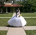 Modernes Brautkleid mit Reifrock