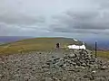 Der Gipfelcairn des Stob Poite Coire Ardair, Blick nach Osten entlang des Grats in Richtung Càrn Liath