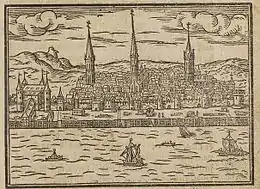 Kupferstich vom Blick auf eine Stadt mit Fluss und Segelschiffen im Vordergrund. Hinter der Stadtmauer sind viele Häuser und drei Kirchen, die von einer hügeligen Landschaft umgeben sind.