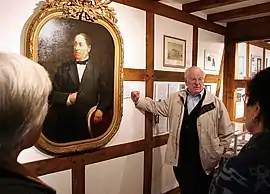Mit Theobald Groß im Martinus-Museum, vor dem Porträt von Abraham von Oppenheim
