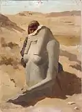 Kind versteckt sich hinter einer ägyptischen Skulptur