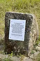 Gedenkstein zum Minenfund (siehe Artikel)