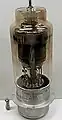 Wasserstoff-Thyratron für Radar-Pulsgenerator (max. 25&nbsp;kV / 500&nbsp;A Pulsstrom, Höhe ca. 30&nbsp;cm), daneben kleines Thyratron für Zeitrelais (Typ 2D21, ca. 60&nbsp;W).