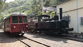 Dampflok und Schienenbus im Bahnhof von Grande Chaloupe