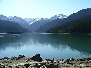 Blick über den Himmelssee zum Bogda Feng