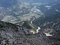 Tiefblick von der Kleinen Valkastiel auf den Felssporn mit der Ruine (siehe Annotierungen)
