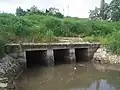 Gemauerter Abfluss in die Elbe nahe dem Mundloch bei niedrigem Elbpegel
