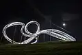 Der beleuchtete Looping bei Nacht mit Mond