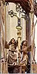 Bergkristallkapsel mit der Reliquie im Gesprenge des Altars.