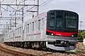 Tobu 70090, Version mit teilweiser Querbestuhlung, 4 Züge