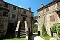 Innenseite des Eingangstores des Castello di Tocchi