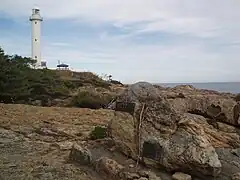 Das Todogasaki-Steinmonument und der Todogasaki-Leuchtturm am Kap Todo auf der Halbinsel Omoe. Bekannt als östliches Ende der Insel Honshū.