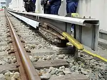 Von oben bestrichene Stromschiene mit Schutzabdeckung im Depot Nakano der Marunouchi&nbsp;Line, Tokio