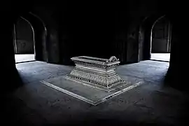 2012: Kenotaph im Grabmal des Safdarjung, Neu-Delhi, Indien