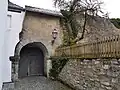 Romanisches Torhaus mit Teil der westlichen Wehrmauer (Außenansicht)